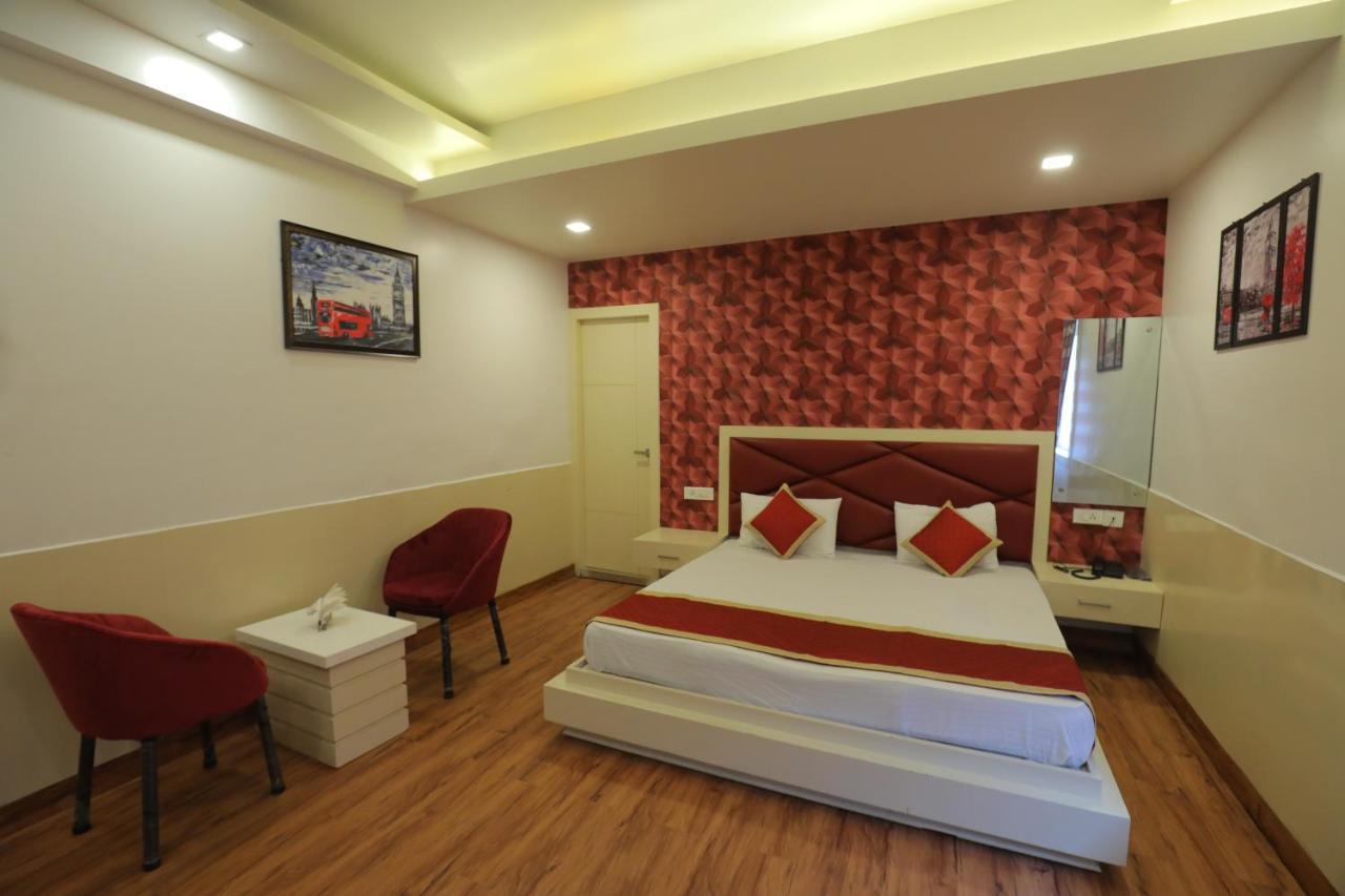 Hotel Sahib'S Red Carpet - Family & Corporate Hotel Chain Agra  Buitenkant foto