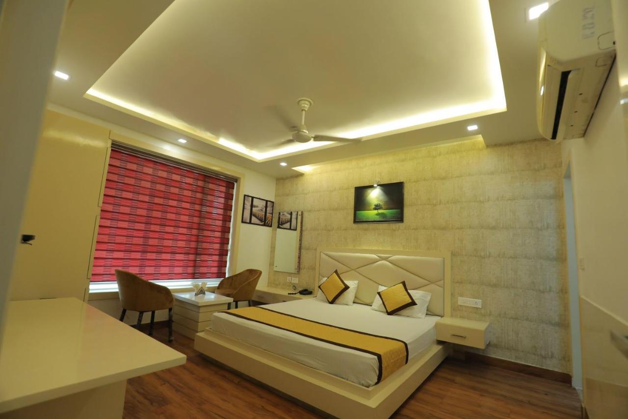 Hotel Sahib'S Red Carpet - Family & Corporate Hotel Chain Agra  Buitenkant foto